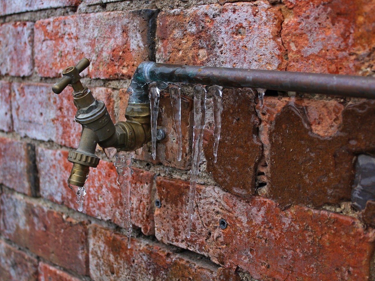 How to Handle a Burst Pipe Before Help Arrives